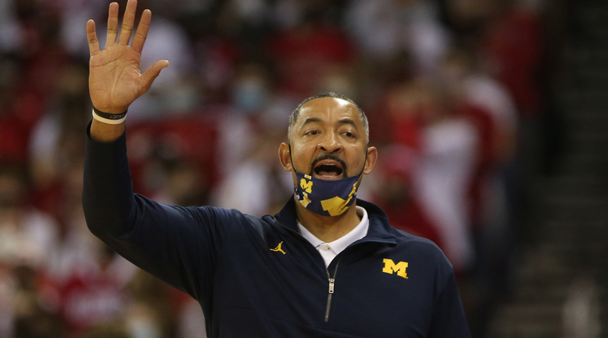 Juwan Howard coaching the Wolverines.